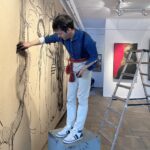 23.05.2021. Sandomierz. Dominik Woźniak maluje obraz przedstawiający legendę o Henryku Sandomierskim i Judycie. Na zdjęciu: Dominik Woźniak / Grażyna Szlęzak-Wójcik / Radio Kielce