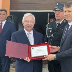 30.05.2021. Gadka, gm. Mirzec. Uroczystość przekazania sztandaru strażakom OSP Gadka. Na zdjęciu (od lewej): przewodniczący rady gminy w Mircu Jan Zawisza, poseł Krzysztof Lipiec, prezes OSP Gadka Ireneusz Zagajny, wójt Mirosław Seweryn / Anna Głąb / Radio Kielce