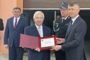 30.05.2021. Gadka, gm. Mirzec. Uroczystość przekazania sztandaru strażakom OSP Gadka. Na zdjęciu (od lewej): przewodniczący rady gminy w Mircu Jan Zawisza, poseł Krzysztof Lipiec, prezes OSP Gadka Ireneusz Zagajny, wójt Mirosław Seweryn / Anna Głąb / Radio Kielce