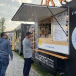 22.05.2021. Sandomierz. Food trucki przy nadwiślańskim bulwarze / Grażyna Szlęzak-Wójcik / Radio Kielce