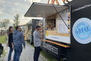 22.05.2021. Sandomierz. Food trucki przy nadwiślańskim bulwarze / Grażyna Szlęzak-Wójcik / Radio Kielce