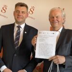 27.05.2021. Sandomierz. Podpisanie umowy z wykonawcą energooszczędnych lamp ledowych. Na zdjęciu (od lewej): Marcin Marzec - burmistrz Sandomierza, Stefan Tatarek - prezes firmy Eltast / Grażyna Szlęzak-Wójcik / Radio Kielce