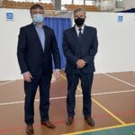 07.05.2021. Staszów. Punkt Szczepień Powszechnych. Na zdjęciu (od lewej): Paweł Wojtasik - dyrektor Szpitala Powiatowego w Staszowie i Józef Żółciak - starosta staszowski / Grażyna Szlęzak-Wójcik / Radio Kielce