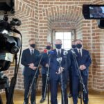 14.05.2021. Sandomierz. Konferencja ws. ulicy Lwowskiej bis. Na zdjęciu (od lewej): Zbigniew Koniusz - wojewoda świętokrzyski, Krzysztof Szatan - przewodniczący klubu radnych PiS w Radzie Miasta Sandomierza, Andrzej Bętkowski - marszałek województwa świętokrzyskiego, Marek Strugała - radny Sandomierza i Marek Kwitek - poseł PiS / Grażyna Szlęzak-Wójcik / Radio Kielce