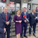 24.05.2021 Staszów. Konferencja wiceminister Anny Krupki przed szpitalem w Staszowie. Na zdjęciu (od lewej): Paweł Wojtasik - dyrektor Szpitala Powiatowego w Staszowie,  Bogusław Rybacki - prezes  Enea Elektrownia Połaniec, Anna Krupka - wiceminister  kultury, dziedzictwa narodowego i sportu, Paweł Szczeszek - prezes zarządu Grupy Enea, Józef Zółciak - starosta staszowski, Tomasz Szczegielniak wiceprezes zarządu  Enea S.A. / Grażyna Szlęzak-Wójcik / Radio Kielce