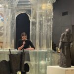 09.05.2021 Chmielnik. Wystawa rzeźb autorstwa Samuela Willenberga. Na zdjęciu: Ewa Lubacz, aktorka Teatru Lalki i Aktora "Kubuś" / Dorota Klusek / Radio Kielce