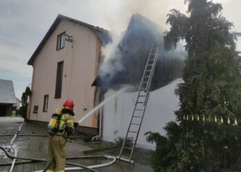 04.05.2021. Ostrów. Pożar domu / KP PSP Włoszczowa