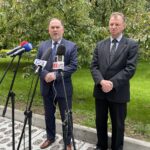 28.05.2021. Sandomierz. Pomoc dla rolników. Konferencja. Na zdjęciu (od lewej): poseł Marek Kwitek i Waldemar Maruszczak - kierownik biura powiatowego ARIMR w Sandomierzu / Grażyna Szlęzak-Wójcik / Radio Kielce