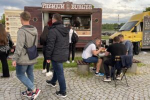 22.05.2021. Sandomierz. Food trucki przy nadwiślańskim bulwarze / Grażyna Szlęzak-Wójcik / Radio Kielce