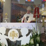 16.05.2021. Dwikozy. 80 lat parafii pw. św. Andrzeja Boboli. Msza pod przewodnictwem biskupa diecezji sandomierskiej Krzysztofa Nitkiewicza / Grażyna Szlęzak-Wójcik / Radio Kielce