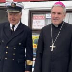 28.05.2021. Sandomierz. Majówka na statku. Na zdjęciu (od lewej): Tadeusz  Prokop - kapitan żeglugi śródlądowej, biskup Krzysztof Nitkiewicz / Grażyna Szlęzak-Wójcik / Radio Kielce