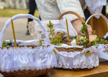 Święcenie pokarmów przed cerkwiami / Monika Kalicka / Radio Białystok