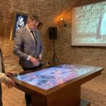 31.05.2021. Sandomierz. Podziemna Trasa Turystyczna. Wystawa multimedialna „Legendarna komnata”. Na zdjęciu (od lewej): Grzegorz Bańkowski - twórca  wystawy, Marcin Marzec - burmistrz Sandomierza / Grażyna Szlęzak-Wójcik / Radio Kielce