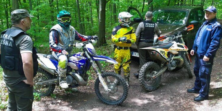Służba leśna i policjanci zatrzymali pięciu motocrossowców i jednego kierującego quadem - usłyszą zarzuty za poruszanie się pojazdami niezgodnie z prawem / KWP Kielce