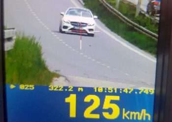 W miejscu, w którym obowiązuje ograniczenie do 50 km/h, 37-letnia warszawianka rozpędziła swojego mercedesa do 125 km/h. Kobieta pożegnała się z prawem jazdy na najbliższe trzy miesiące / KWP Kielce