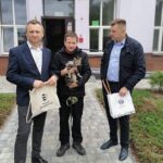 19.05.2021. Sandomierz. Na zdjęciu (od lewej): lewej  Marcin Piwnik - starosta sandomierski, Jacek Balcerek - piechur i Marcin Marzec burmistrz Sandomierza / Starostwo Powiatowe w Sandomierzu