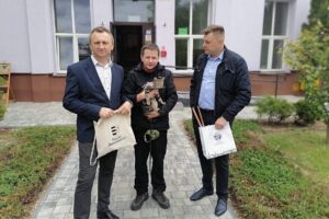 19.05.2021. Sandomierz. Na zdjęciu (od lewej): lewej Marcin Piwnik - starosta sandomierski, Jacek Balcerek - piechur i Marcin Marzec burmistrz Sandomierza / Starostwo Powiatowe w Sandomierzu