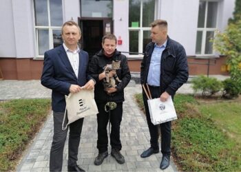 19.05.2021. Sandomierz. Na zdjęciu (od lewej): lewej  Marcin Piwnik - starosta sandomierski, Jacek Balcerek - piechur i Marcin Marzec burmistrz Sandomierza / Starostwo Powiatowe w Sandomierzu