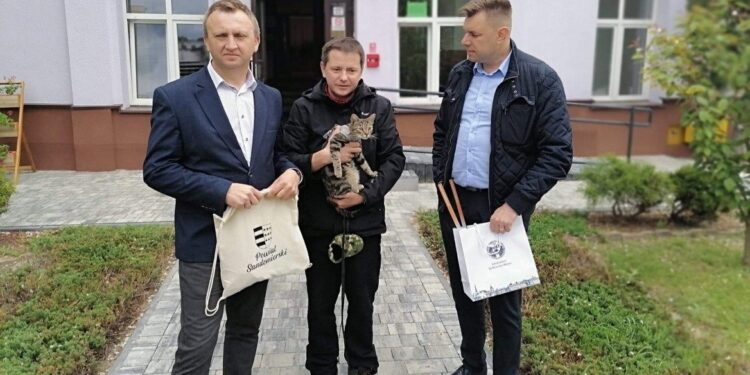 19.05.2021. Sandomierz. Na zdjęciu (od lewej): lewej  Marcin Piwnik - starosta sandomierski, Jacek Balcerek - piechur i Marcin Marzec burmistrz Sandomierza / Starostwo Powiatowe w Sandomierzu