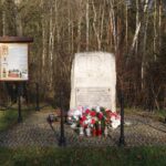 Powiat włoszczowski. Ścieżki rowerowe. .Pomnik AK Koło stawów w Radkowie / Starostwo Powiatowe we Włoszczowie