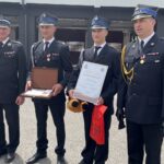 25.05.2021. Sandomierz. Powiatowe uroczystości z okazji Dnia Strażaka. Na zdjęciu (od lewej): Waldemar Maruszczak - wiceprezes zarządu oddziału powiatowego OSP w Sandomierzu, Dariusz Przyłucki i Bartłomiej Przyłucki - OSP w Gałkowicach, st. kpt Andrzej Włodarczyk - zastępca komendanta powiatowego PSP w Sandomierzu / Grażyna Szlęzak-Wójcik / Radio Kielce