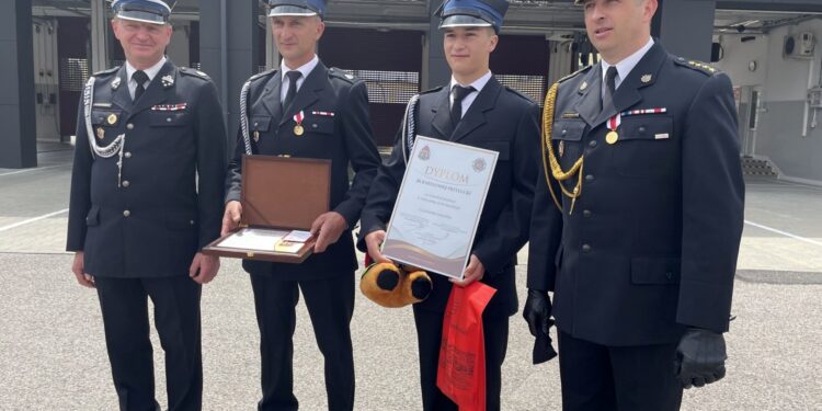 25.05.2021. Sandomierz. Powiatowe uroczystości z okazji Dnia Strażaka. Na zdjęciu (od lewej): Waldemar Maruszczak - wiceprezes  zarządu oddziału powiatowego OSP w Sandomierzu,  Dariusz Przyłucki i Bartłomiej Przyłucki - OSP w Gałkowicach, st. kpt Andrzej Włodarczyk - zastępca komendanta powiatowego PSP w Sandomierzu / Grażyna Szlęzak-Wójcik / Radio Kielce