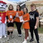 30.05.2021. Sandomierz. Piknik charytatywny dla Bartusia Przychodzkiego. Na zdjęciu wolontariusze wspierający akcję / Grażyna Szlęzak-Wójcik / Radio Kielce