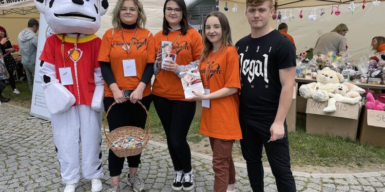 30.05.2021. Sandomierz. Piknik charytatywny dla Bartusia Przychodzkiego. Na zdjęciu wolontariusze wspierający akcję / Grażyna Szlęzak-Wójcik / Radio Kielce