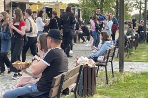 22.05.2021. Sandomierz. Food trucki przy nadwiślańskim bulwarze / Grażyna Szlęzak-Wójcik / Radio Kielce