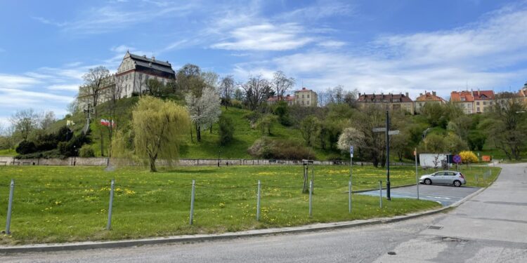 10.05.2021. Sandomierz. Miejsce na parking od strony ulicy Browarnej / Grażyna Szlęzak-Wójcik / Radio Kielce