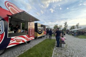 22.05.2021. Sandomierz. Food trucki przy nadwiślańskim bulwarze / Grażyna Szlęzak-Wójcik / Radio Kielce