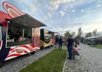 22.05.2021. Sandomierz. Food trucki przy nadwiślańskim bulwarze / Grażyna Szlęzak-Wójcik / Radio Kielce