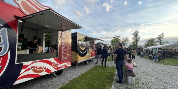 22.05.2021. Sandomierz. Food trucki przy nadwiślańskim bulwarze / Grażyna Szlęzak-Wójcik / Radio Kielce