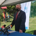 11.05.2021 Ostrowiec Świętokrzyski. Podpisanie umowy na budowę polderów przeciwpowodziowych na rzece Modle. Na zdjęciu Andrzej Bętkowski - marszałek województwa świętokrzyskiego / Emilia Sitarska / Radio Kielce