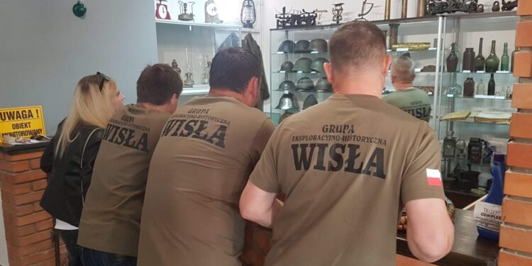 17.05.2021 Koprzywnica. Mini muzeum. Na zdjęciu członkowie Grupy Eksploracyjno-Historycznej „Wisła”, którzy przekazali eksponaty / Miejsko-Gminny Ośrodek Kultury w Koprzywnicy