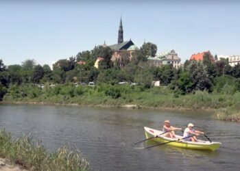 Niezwykły film o Sandomierzu zamieściła na swoim kanale na YouTube para brytyjsko-polskich dziennikarzy. Ewa Marcinkowska i Stephen Walker, pasjonaci wioślarstwa, w 2019 roku przemierzali Wisłę łódką / YouTube