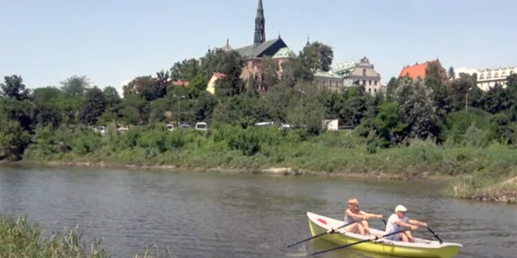 Niezwykły film o Sandomierzu zamieściła na swoim kanale na YouTube para brytyjsko-polskich dziennikarzy. Ewa Marcinkowska i Stephen Walker, pasjonaci wioślarstwa, w 2019 roku przemierzali Wisłę łódką / YouTube