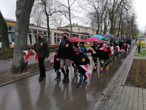 03.05.2021 Busko-Zdrój. Rocznica uchwalenia Konstytucji 3 Maja. Przemarsz buskich harcerzy z kościoła pod pomnik Tadeusza Kościuszki / Marta Gajda / Radio Kielce