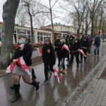 03.05.2021 Busko-Zdrój. Rocznica uchwalenia Konstytucji 3 Maja. Przemarsz buskich harcerzy z kościoła pod pomnik Tadeusza Kościuszki / Marta Gajda / Radio Kielce