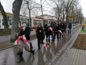 03.05.2021 Busko-Zdrój. Rocznica uchwalenia Konstytucji 3 Maja. Przemarsz buskich harcerzy z kościoła pod pomnik Tadeusza Kościuszki / Marta Gajda / Radio Kielce