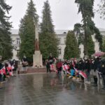 03.05.2021 Busko-Zdrój. Rocznica uchwalenia Konstytucji 3 Maja. Warta buskich harcerzy pod pomnikiem T. Kościuszki / Marta Gajda / Radio Kielce