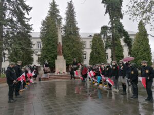 03.05.2021 Busko-Zdrój. Rocznica uchwalenia Konstytucji 3 Maja. Warta buskich harcerzy pod pomnikiem T. Kościuszki / Marta Gajda / Radio Kielce