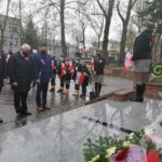 03.05.2021 Busko-Zdrój. Rocznica uchwalenia Konstytucji 3 Maja. Kwiaty składają od lewej: przewodniczący rady miejskiej Robert Burchan, Waldemar Sikora - burmistrz Buska-Zdroju, Michał Maroński - zastępca burmistrza / Marta Gajda / Radio Kielce