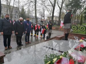 03.05.2021 Busko-Zdrój. Rocznica uchwalenia Konstytucji 3 Maja. Kwiaty składają od lewej: przewodniczący rady miejskiej Robert Burchan, Waldemar Sikora - burmistrz Buska-Zdroju, Michał Maroński - zastępca burmistrza / Marta Gajda / Radio Kielce