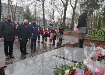 03.05.2021 Busko-Zdrój. Rocznica uchwalenia Konstytucji 3 Maja. Kwiaty składają od lewej: przewodniczący rady miejskiej Robert Burchan, Waldemar Sikora - burmistrz Buska-Zdroju, Michał Maroński - zastępca burmistrza / Marta Gajda / Radio Kielce