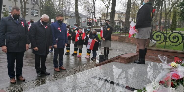 03.05.2021 Busko-Zdrój. Rocznica uchwalenia Konstytucji 3 Maja. Kwiaty składają od lewej: przewodniczący rady miejskiej Robert Burchan, Waldemar Sikora - burmistrz Buska-Zdroju, Michał Maroński - zastępca burmistrza / Marta Gajda / Radio Kielce