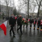 03.05.2021 Busko-Zdrój. Rocznica uchwalenia Konstytucji 3 Maja. Kwiaty składają od lewej: Tomasz Mierzwa specjalista ds. inwestycji w Urzędzie Miejskim w Busku-Zdroju oraz Jerzy Kolarz - starosta buski / Marta Gajda / Radio Kielce