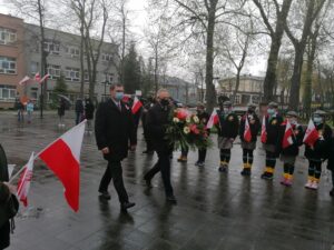 03.05.2021 Busko-Zdrój. Rocznica uchwalenia Konstytucji 3 Maja. Kwiaty składają od lewej: Tomasz Mierzwa specjalista ds. inwestycji w Urzędzie Miejskim w Busku-Zdroju oraz Jerzy Kolarz - starosta buski / Marta Gajda / Radio Kielce