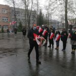 03.05.2021 Busko-Zdrój. Rocznica uchwalenia Konstytucji 3 Maja. Kwiaty składa Rafał Wiśniewski w imieniu poseł Agaty Wojtyszek / Marta Gajda / Radio Kielce