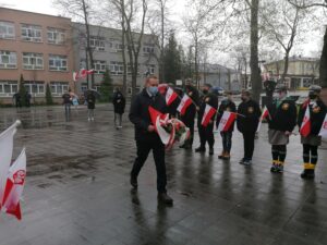 03.05.2021 Busko-Zdrój. Rocznica uchwalenia Konstytucji 3 Maja. Kwiaty składa Rafał Wiśniewski w imieniu poseł Agaty Wojtyszek / Marta Gajda / Radio Kielce